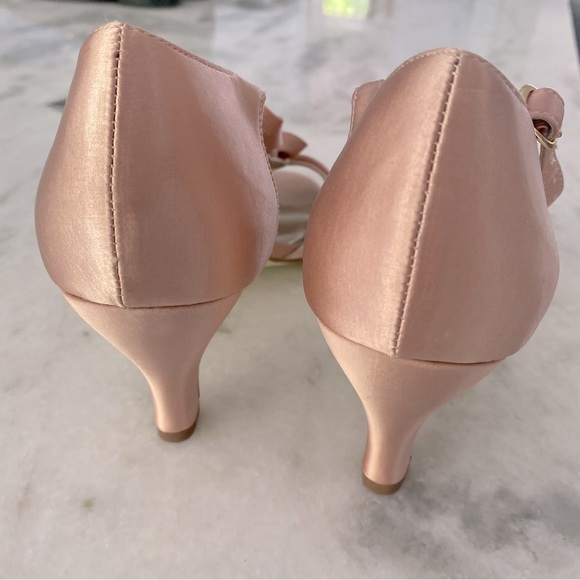 Cause & Effect Rose Satin Shoes with Ruffle Size 9 - Picture 3 of 5